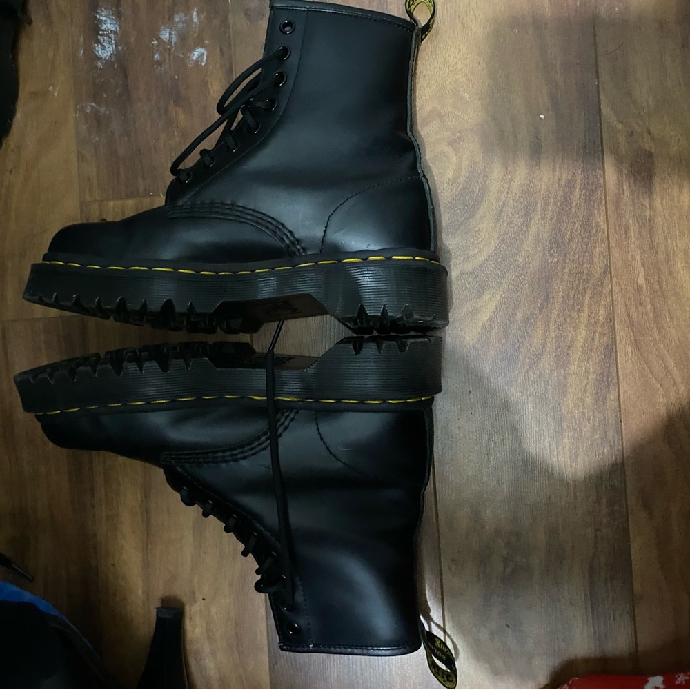 Platform Dr. Martens boots